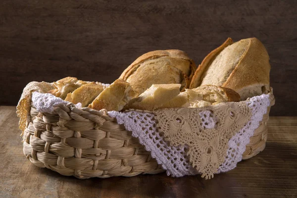 Cesta de pão no fundo de madeira — Fotografia de Stock