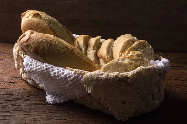 Cesta de pão no fundo de madeira — Fotografia de Stock