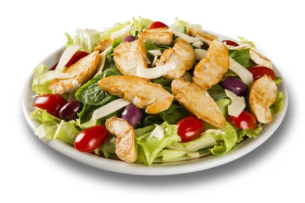 Salada fresca com peito de frango, rúcula, azeitona e tomate. Cura — Fotografia de Stock