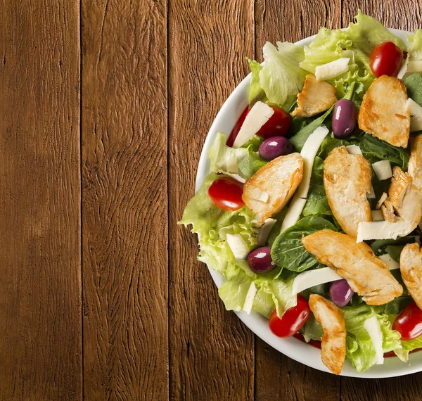 Salada fresca com peito de frango, rúcula, azeitona e tomate. Cura — Fotografia de Stock
