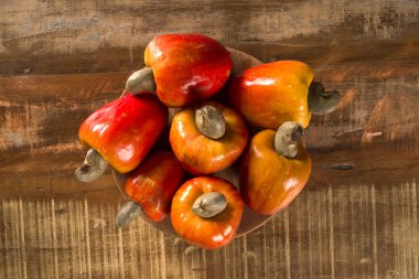 Bazı kaju meyve bir ahşap yüzey üzerinde.