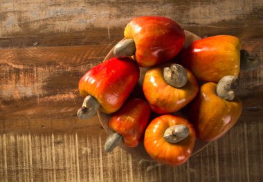 Bazı kaju meyve bir ahşap yüzey üzerinde.