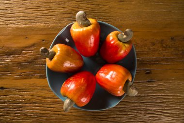 Bazı kaju meyve bir ahşap yüzey üzerinde.