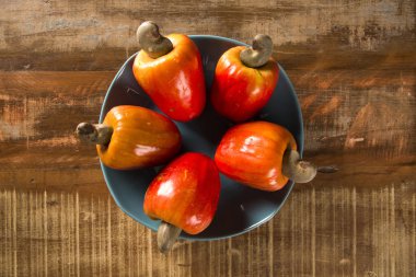 Bazı kaju meyve bir ahşap yüzey üzerinde.