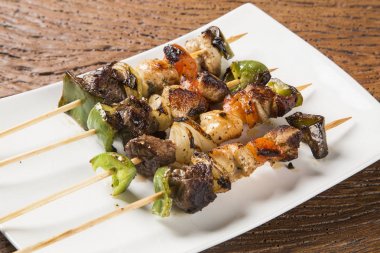 Barbekü et, kebap şişleri sebze sopa ile sopa üzerinde