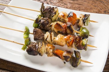 Barbekü et, kebap şişleri sebze sopa ile sopa üzerinde