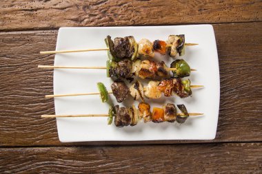 Barbekü et, kebap şişleri sebze sopa ile sopa üzerinde