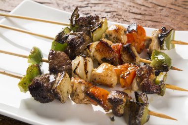 Barbekü et, kebap şişleri sebze sopa ile sopa üzerinde