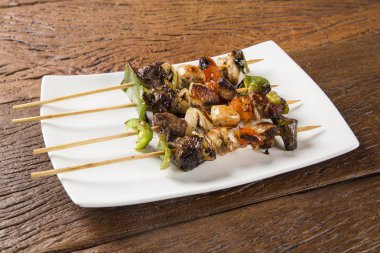 Barbekü et, kebap şişleri sebze sopa ile sopa üzerinde