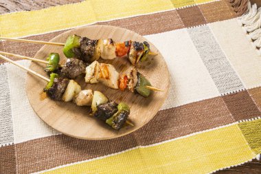 Barbekü et, kebap şişleri sebze sopa ile sopa üzerinde