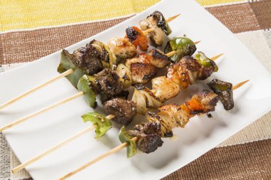 Barbekü et, kebap şişleri sebze sopa ile sopa üzerinde