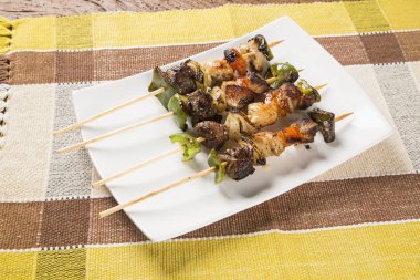 Barbekü et, kebap şişleri sebze sopa ile sopa üzerinde