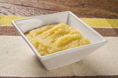 Elma püresi bebekler için