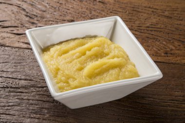 Elma püresi bebekler için