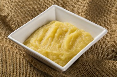 Elma püresi bebekler için