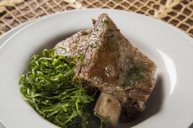 Lahana - geleneksel Brezilya gıda Costela com couve ile ızgara kaburga