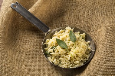 Geleneksel Bavyera biftek veya haşlanmış yumurta noodle.