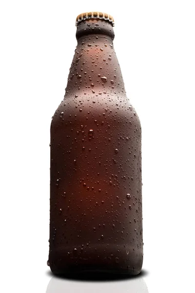 Brown molhado Garrafa de cerveja isolada no fundo branco — Fotografia de Stock