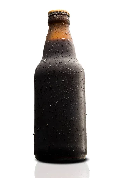 Marrón mojado Botella de cerveza negra aislada sobre fondo blanco —  Fotos de Stock