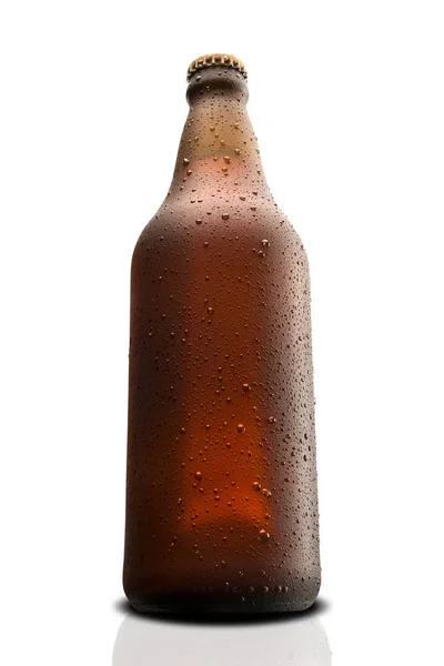 Marrón mojado Botella de cerveza aislada sobre fondo blanco —  Fotos de Stock