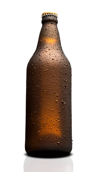 Brown molhado Garrafa de cerveja isolada no fundo branco — Fotografia de Stock