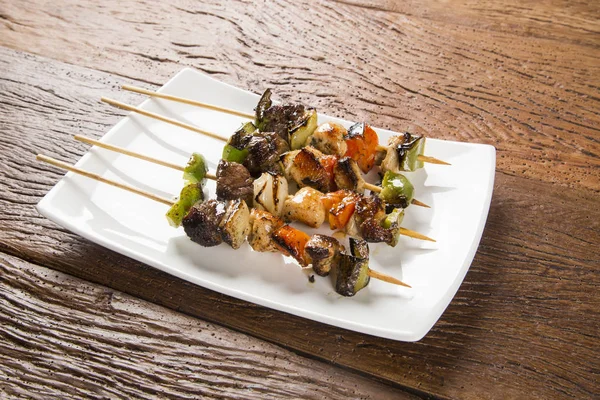 Barbekü et, kebap şişleri sebze sopa ile sopa üzerinde