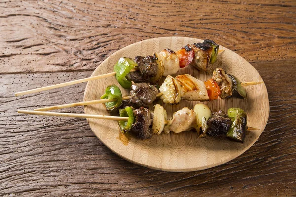 Espetos de bife variados em cima de uma tábua