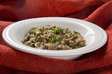 Beyaz tabakta rendelenmiş dana kaburga