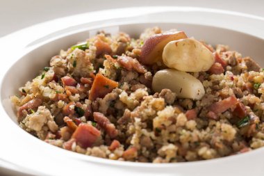 Beyaz plaka pinyon paoca.