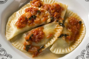 Köfte etli domates bir tabakta - Pierogi ile