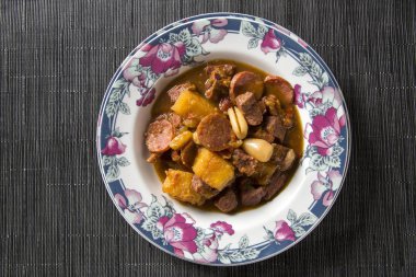 rustik güveç etli manyok, sosis ve pinyon - pinhao ile Entrevero.