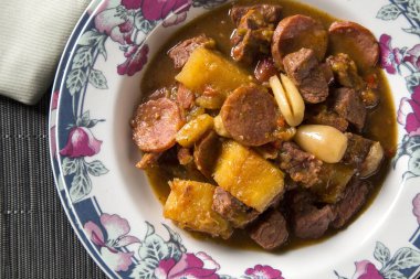 rustik güveç etli manyok, sosis ve pinyon - pinhao ile Entrevero.