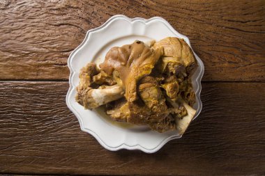 Masanın üzerine kavrulmuş domuz diz