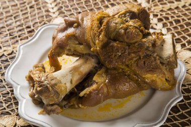 Masanın üzerine kavrulmuş domuz diz