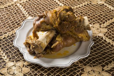 Masanın üzerine kavrulmuş domuz diz