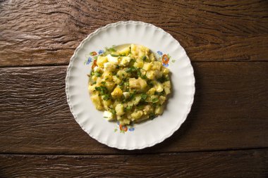 Alman patates salatası ile beyaz kase taze dereotu