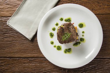 Fileto mignon manyok ve sebze ile