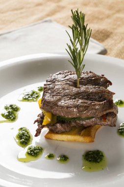 Fileto mignon manyok ve sebze ile