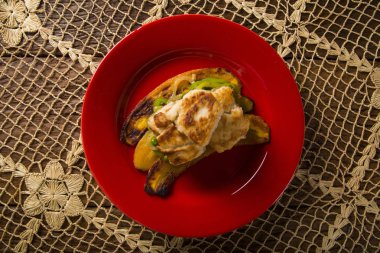 Tucunare balık tereyağı ile yeşil biber ve muz - geleneksel Amazon çanak