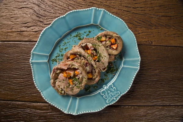 Rollo de carne relleno de patatas asadas y zanahoria - Matambre — Foto de Stock