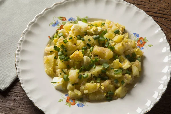 Kartoffelsalat mit frischem Dill in weißer Schüssel — Stockfoto