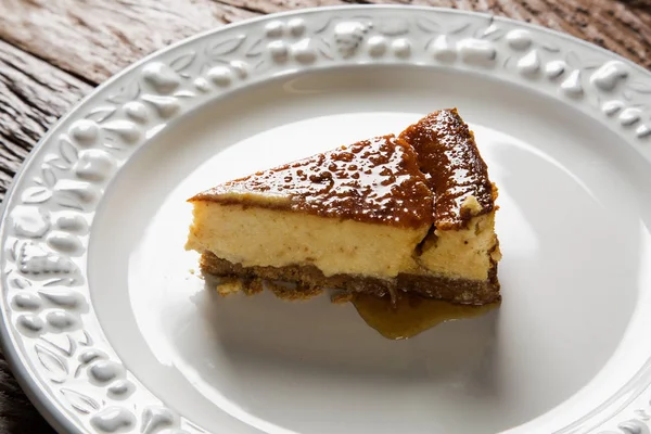 Delicious cheese cake with honey — Stock Photo, Image