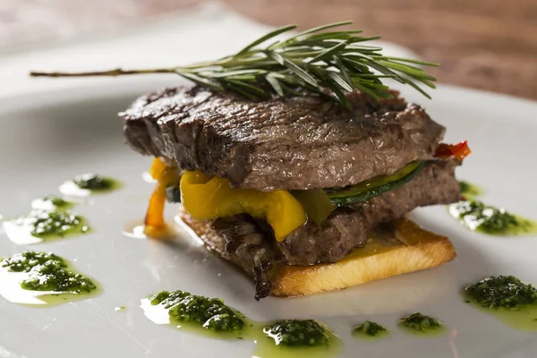 Filete mignon con yuca y verduras — Foto de Stock