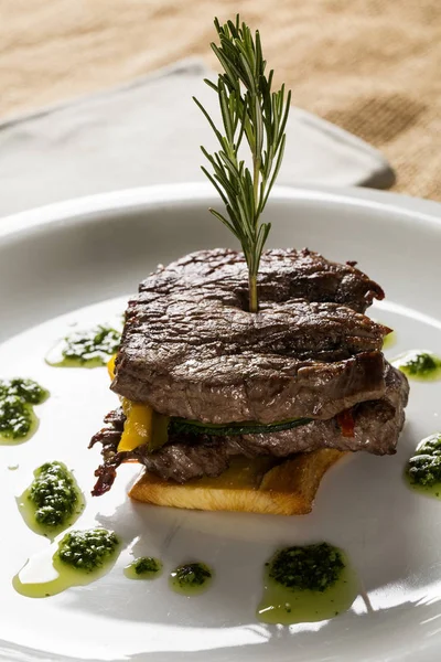 Filete mignon con yuca y verduras — Foto de Stock