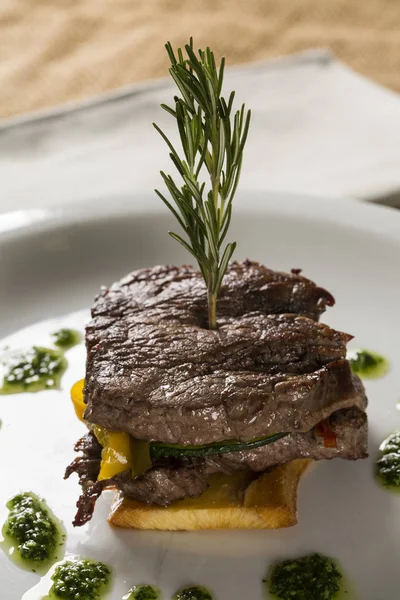 Filete mignon con yuca y verduras — Foto de Stock