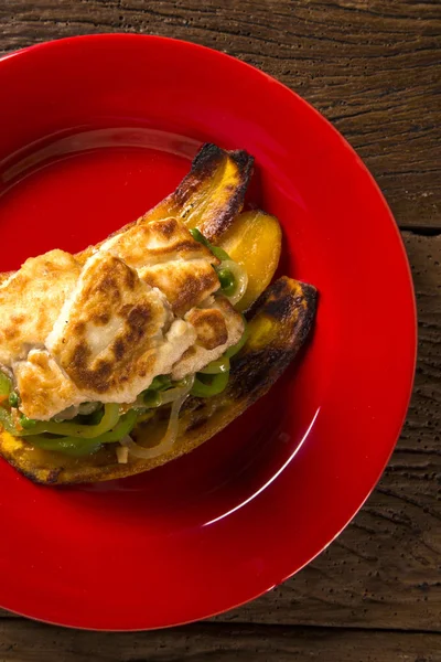 Poisson de Tucunare au beurre avec poivrons verts et banane - Plat traditionnel amazonien — Photo