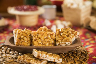 Tipik Brezilya Junina parti tatlıları. Pe de moleque.