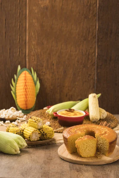 Bolo de milho na mesa com comida típica da junina brasileira — Fotografia de Stock