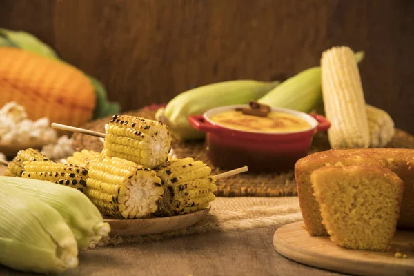 Maíz a la parrilla en la mesa con comida típica de junina brasileña —  Fotos de Stock