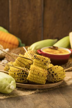 Izgarada Mısır tipik Brezilya junina gıda tablo